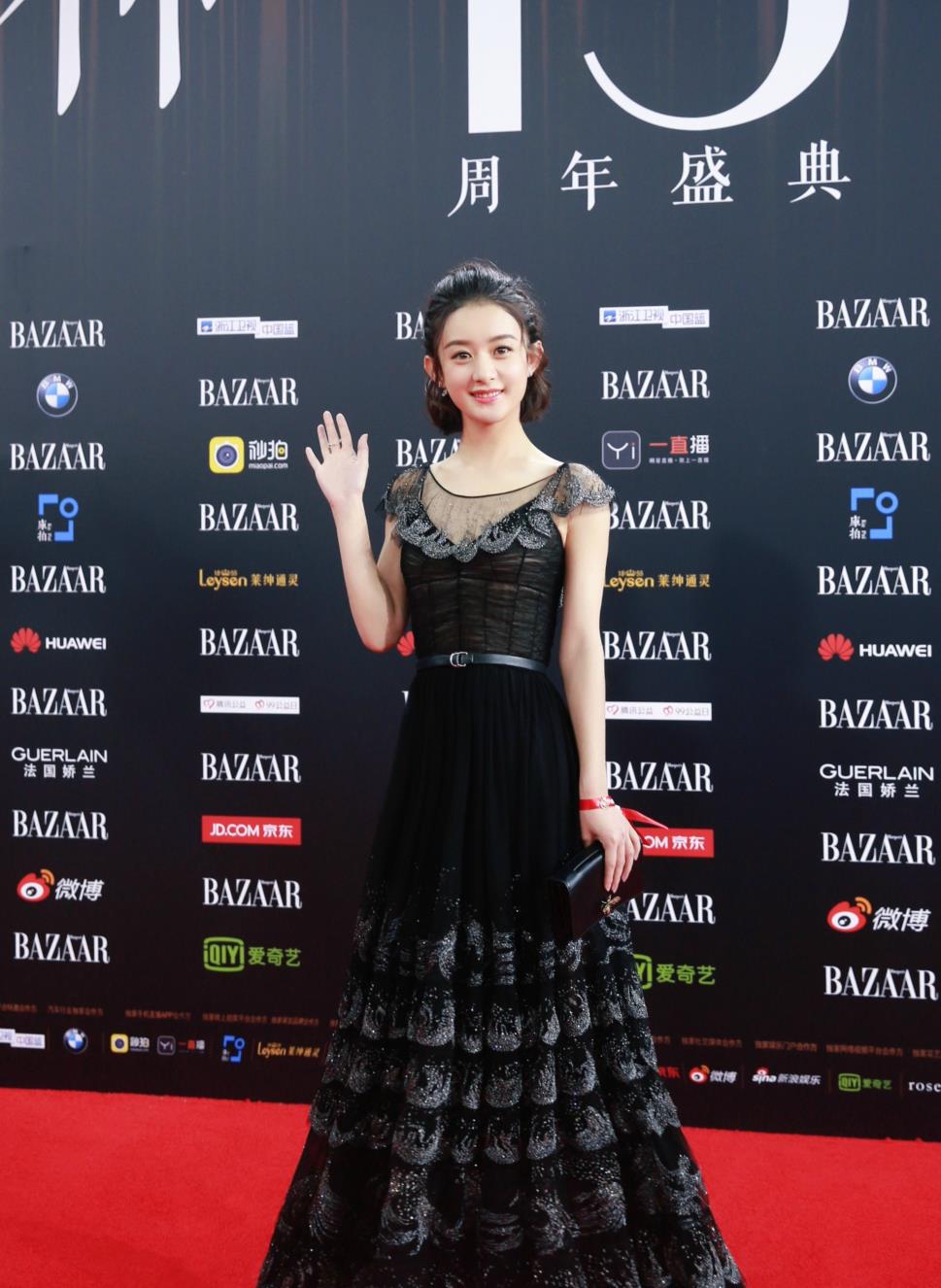 赵丽颖黑色礼服亮相，时尚与演技的双重魅力展现首秀风采